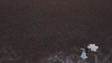 Sahilde balonlu bir kız