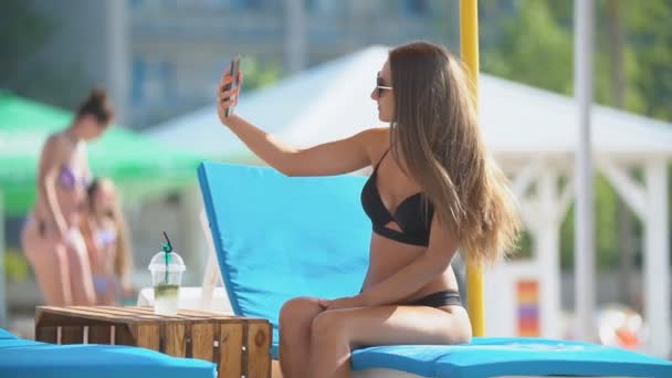 Menina faz selfie por telefone — Vídeo de Stock