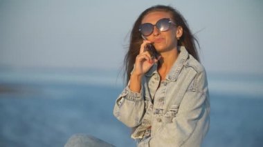telefonda konuşurken güneş gözlüğü kız