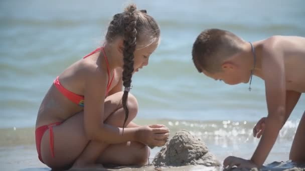 Barn bygger ett sandslott — Stockvideo