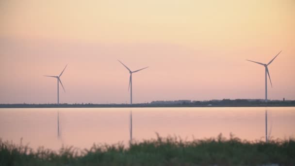 Väderkvarn för att generera elektricitet — Stockvideo