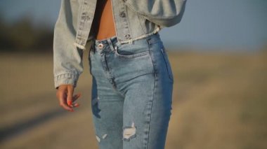 kot kız yol boyunca yürür