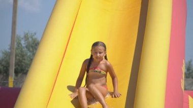 kız su kaydırağı aşağı gidiyor