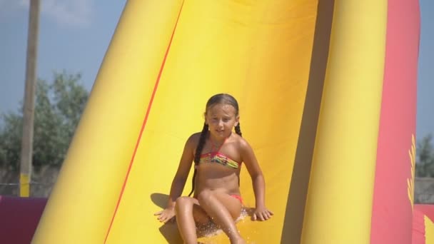 Girl goes down the water slide — Stock Video