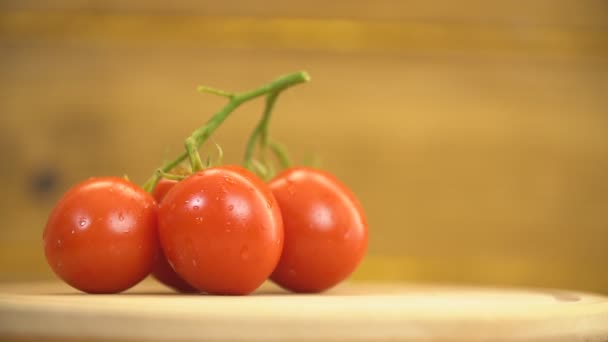 Red tomatoes on a wooden table — Stock Video