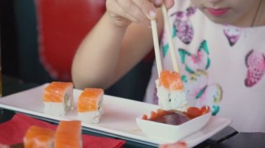 suşi yiyen küçük kız