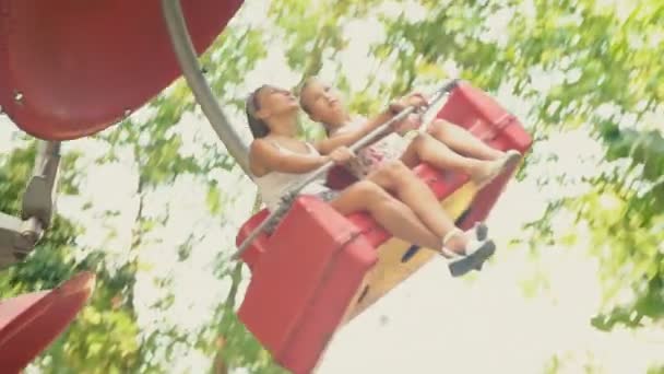 Moeder en dochter rijden op een carrousel — Stockvideo