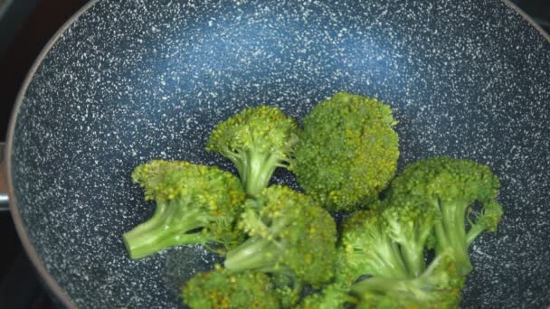 Broccoli fried in a pan — Stock Video