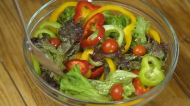 biber salatası ve diğer malzemeler karıştırma