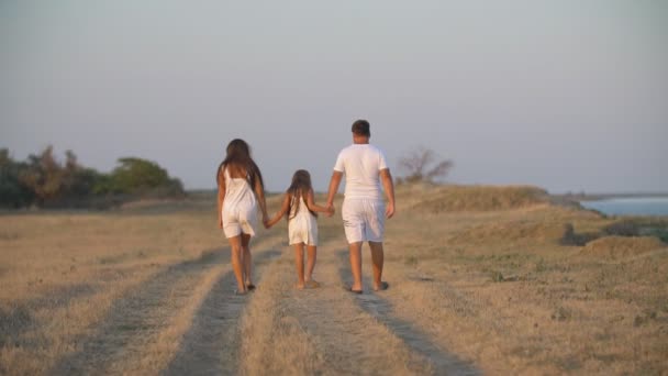 Mamma pappa och dotter gå i naturen — Stockvideo