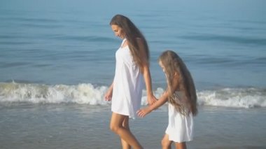 Anne ve kızı deniz kenarına gider.