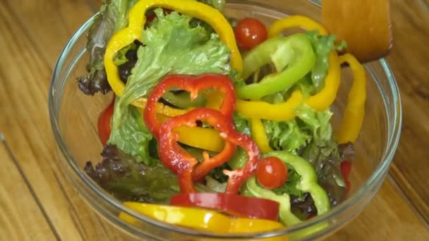 Mescolando insalata di pepe e altri ingredienti — Video Stock