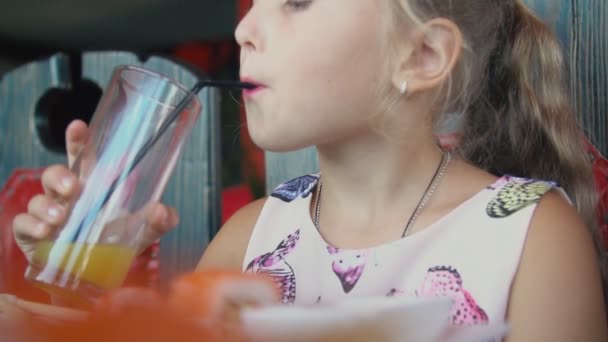 Κορίτσι πίνει κίτρινο χυμό — Αρχείο Βίντεο