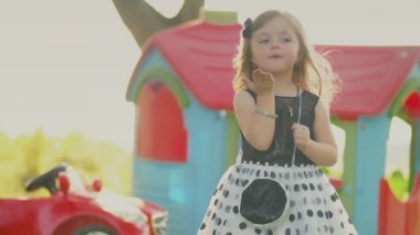 küçük kız bir hava öpücük gönderir