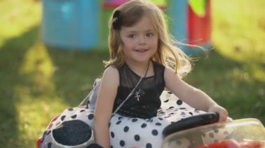 çocuk kırmızı bir araba sürmek