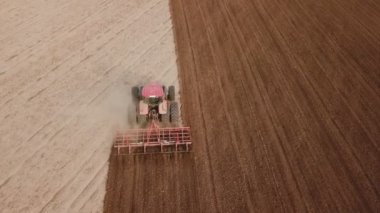 Traktör tarlayı sürüyor