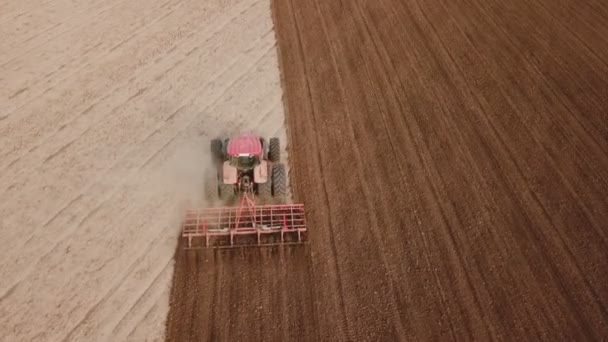 Traktor pflügt Feld um — Stockvideo