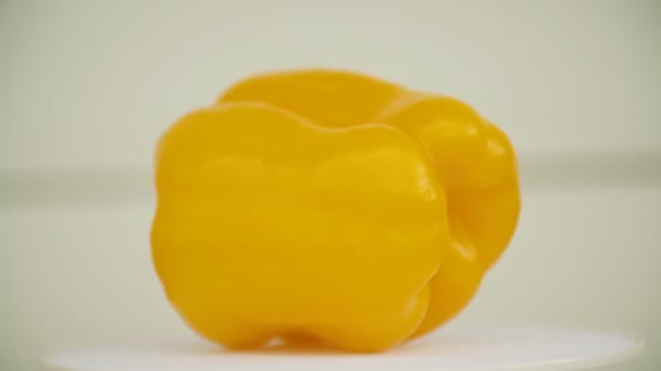 Grande peperone giallo primo piano — Video Stock
