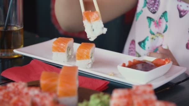 Little girl eating sushi — Stock Video