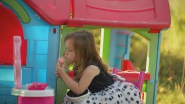 küçük kız dudak boyaları