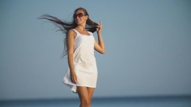 denizin arka planda güneş gözlüğü kız