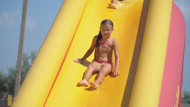Kleines Mädchen steigt von einem gelben Hügel herab — Stockvideo
