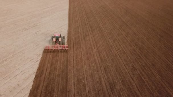Trator arado um campo — Vídeo de Stock