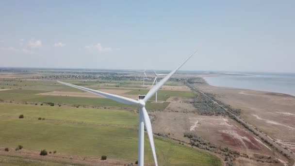野原と海を背景に風力発電所 — ストック動画