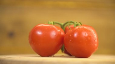 Tahta masadaki kırmızı domatesler.