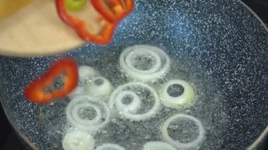 tavada biber dilimleri kızartma