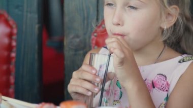 kız içecekler sarı suyu