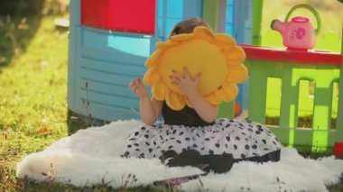 Kız bir yastık saklanıyor