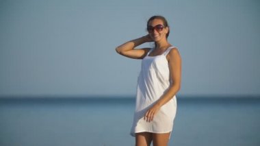 denizin arka planda güneş gözlüğü kız