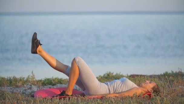 Mujer haciendo ejercicio para fortalecer los músculos de la espalda — Vídeo de stock