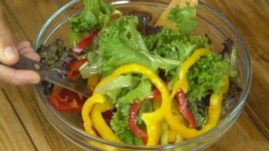 biber salatası ve diğer malzemeler karıştırma