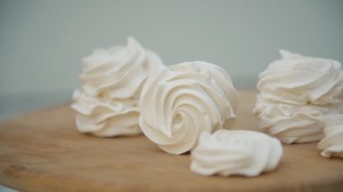 ahşap bir masada marshmallow