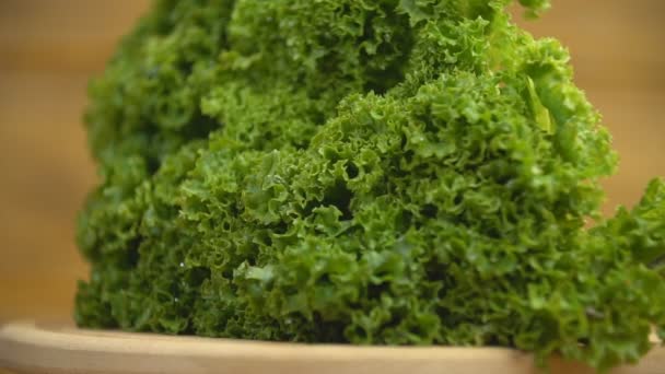 Lechuga vegetal en una bandeja de madera — Vídeo de stock