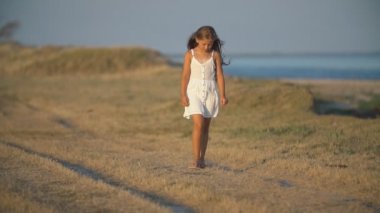 denize yakın yürüyen küçük kız