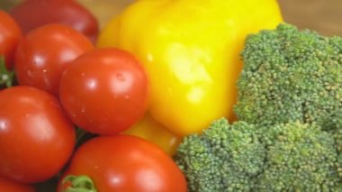 brokoli, domates, biber ve salata