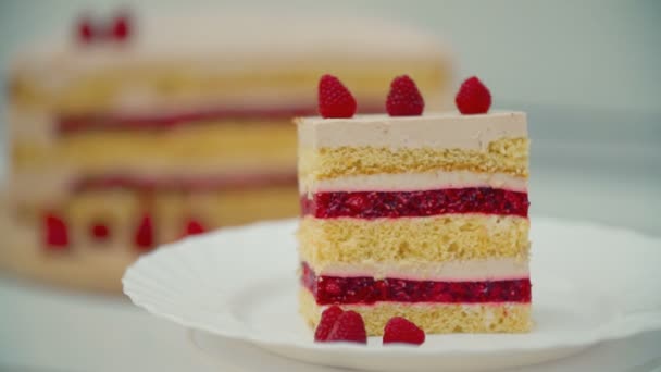 Торт с малиной в тарелке — стоковое видео