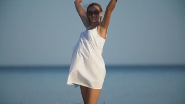 denizin arka planda güneş gözlüğü kız