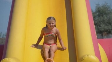 küçük kız sarı bir tepeden iner