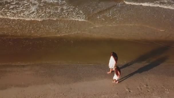 Mamma och dotter går på havet nära stranden — Stockvideo