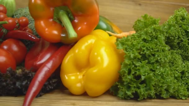 Rajčata, paprika, česnek a jiná zelenina — Stock video