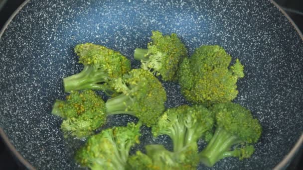 Broccoli gebakken in een pan — Stockvideo