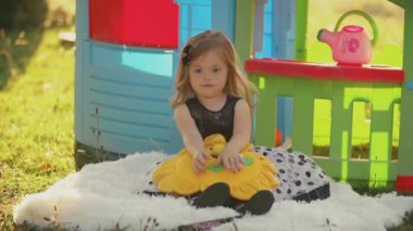 Kız bir yastık saklanıyor