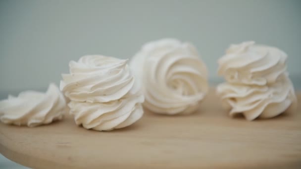 Marshmallows na drewnianym stole — Wideo stockowe