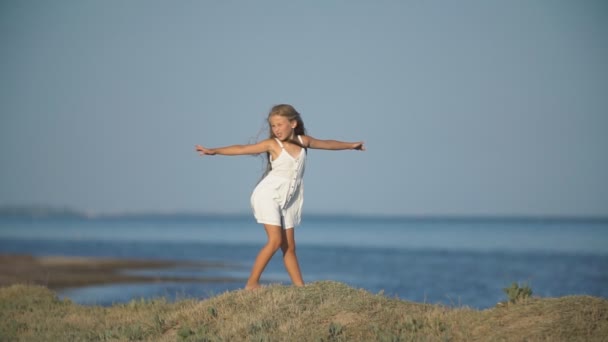 在大海的背景上的小女孩 — 图库视频影像