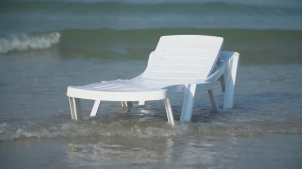 White lounger stands in the sea — Stock Video