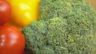 brokoli, domates, biber ve salata